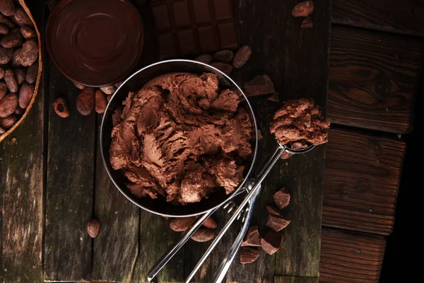 Sorvete de chocolate, colhido com uma colher de gelo . — Fotografia de Stock