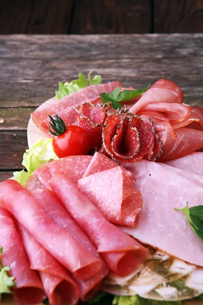 Bandeja de comida con delicioso salami, trozos de jamón en rodajas, salchicha, —  Fotos de Stock