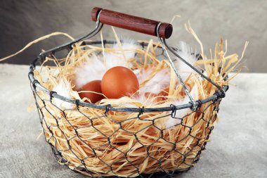 Yumurta. Ahşap rustik arka plan üzerinde taze çiftlik yumurtaları.