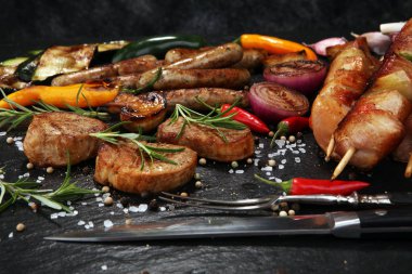 Çeşitli lezzetli ızgara et mangal üzerinde sebze ile
