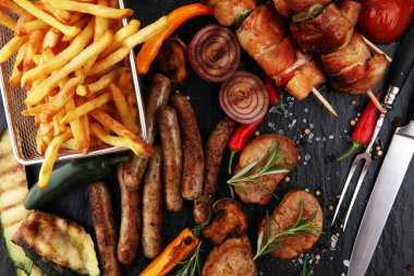 Sebze ve bir b frites ile çeşitli lezzetli ızgara et