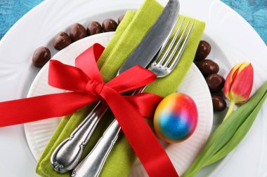 Çatal, bıçak ve Lale ile Paskalya için Festival sofra.