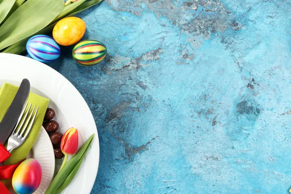 Святковий стіл на Великдень з виделкою, ножем і тюльпаном . — стокове фото