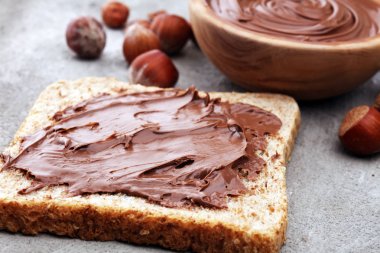 Ev yapımı fındık ahşap kase içinde yayıldı. Fındık nuga krem