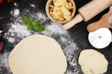 Taze ingredie ile taze orijinal İtalyan ham pizza hazırlık