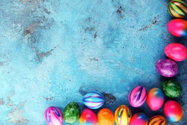 Paskalya yumurtaları mavi zemin üzerine satır. Paskalya dekorasyon.