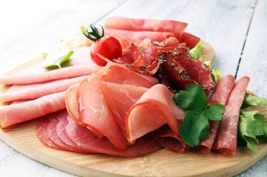 Lezzetli salamlı yemek tepsisi, dilimlenmiş jambon, sosis., 