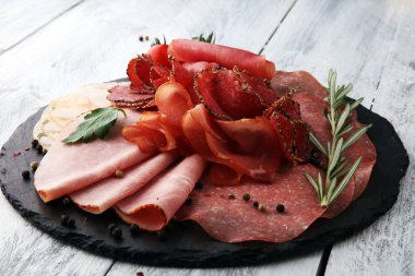Lezzetli salamlı yemek tepsisi, dilimlenmiş jambon, sosis., 