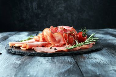 Lezzetli salamlı yemek tepsisi, dilimlenmiş jambon, sosis., 