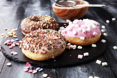 Çikolatalı buzlu, pembe ile çeşitli donuts sırlı ve serpin