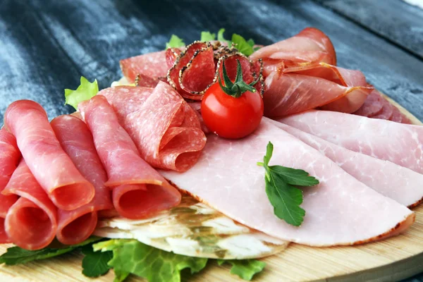 Bandeja de comida com delicioso salame, pedaços de presunto fatiado, salsicha, — Fotografia de Stock