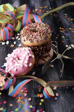Çikolatalı buzlu, pembe ile çeşitli donuts sırlı ve serpin