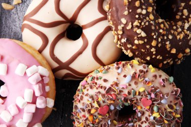 Çikolatalı buzlu, pembe ile çeşitli donuts sırlı ve serpin