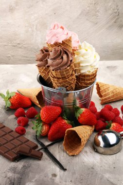 Vanilya yoğurt veya yumuşak kıvamlı dondurma waffle koni dondurulmuş.