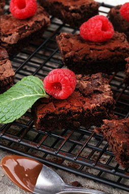ev yapımı çikolatalı browni rustik masada. Brownie fırın.