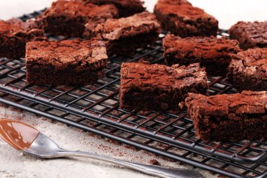 ev yapımı çikolatalı browni rustik masada. Brownie fırın.