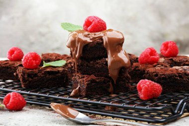 ev yapımı çikolatalı browni rustik masada. Brownie fırın.