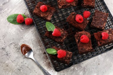 ev yapımı çikolatalı browni rustik masada. Brownie fırın.