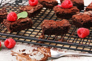 ev yapımı çikolatalı browni rustik masada. Brownie fırın.