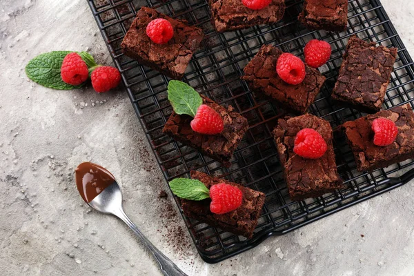 Brownies de chocolate caseros en mesa rústica. pastelería brownie . — Foto de Stock