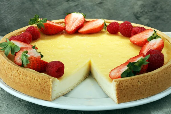 Bolo de queijo caseiro com bagas frescas para sobremesa. Bolo de queijo — Fotografia de Stock