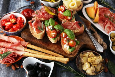 İtalyan antipasti şarap aperatifler küme. Peynir çeşitli, Mediterranean