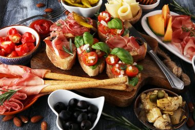 İtalyan antipasti şarap aperatifler küme. Peynir çeşitli, Mediterranean