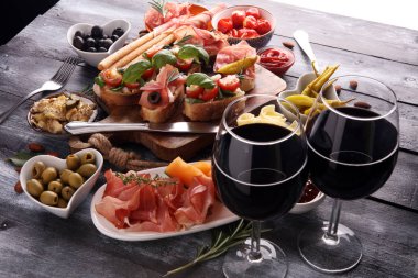 İtalyan antipasti şarap aperatifler küme. Peynir çeşitli, Mediterranean