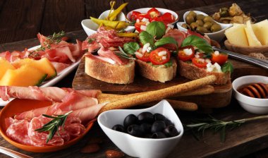 İtalyan antipasti şarap aperatifler küme. Peynir çeşitli, Mediterranean