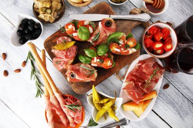 İtalyan antipasti şarap aperatifler küme. Peynir çeşitli, Mediterranean