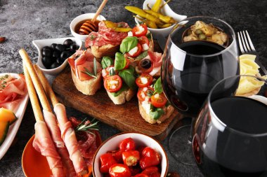 İtalyan antipasti şarap aperatifler küme. Peynir çeşitli, Mediterranean