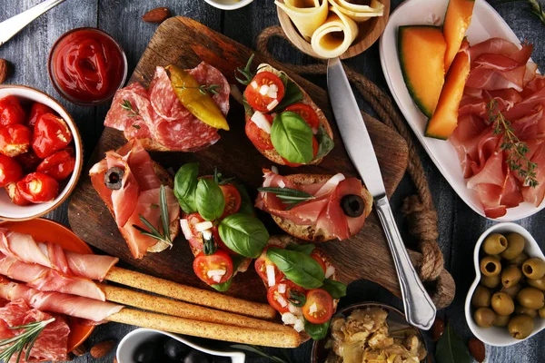 Conjunto de aperitivos de vino antipasti italiano. Variedad de queso, Mediterráneo —  Fotos de Stock