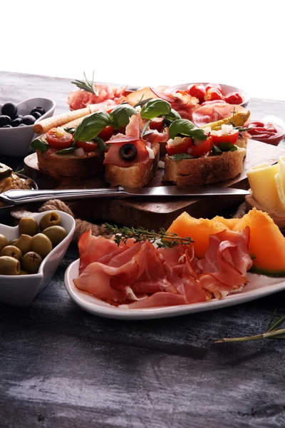 Lanches de vinho antipasti italiano conjunto. Variedade de queijo, Mediterrâneo — Fotografia de Stock