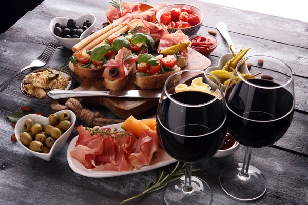 İtalyan antipasti şarap aperatifler küme. Peynir çeşitli, Mediterranean — Stok fotoğraf