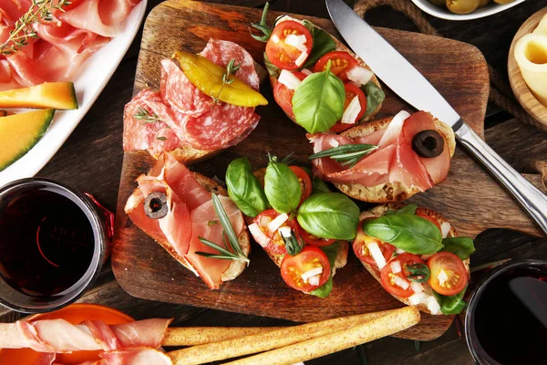 Lanches de vinho antipasti italiano conjunto. Variedade de queijo, Mediterrâneo — Fotografia de Stock