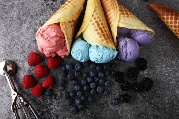 Set of ice cream scoops of different colors and flavours with bl — Stock Photo, Image