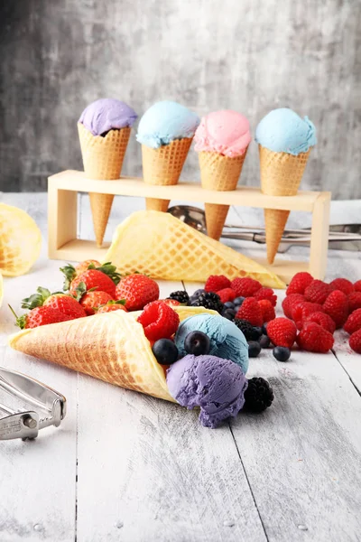 Conjunto de cucharadas de helado de diferentes colores y sabores con bl —  Fotos de Stock