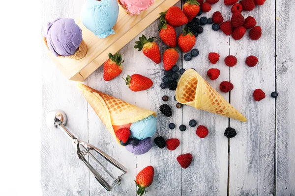 Készlet-ból fagylalt gombóc a különböző színek és ízek, a bl — Stock Fotó