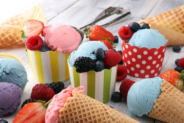 Sada kopečky zmrzliny různých barev a chutí s bl — Stock fotografie
