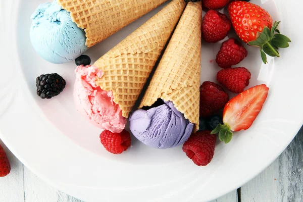Набор шариков для мороженого различных цветов и вкусов с bl — стоковое фото
