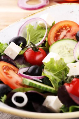 Peynir ve taze sebze ve zeytin salatası. Yunan salatası.