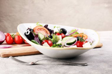 Peynir ve taze sebze ve zeytin salatası. Yunan salatası.