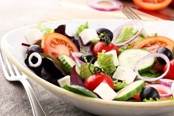 Peynir ve taze sebze ve zeytin salatası. Yunan salatası.