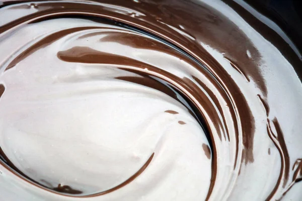 녹는 초콜릿, 프랄린 착 빙에 대 한 맛 있는 초콜릿을 녹 인된 — 스톡 사진