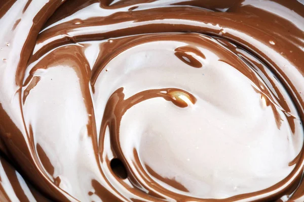 Smältande choklad, smält läckra choklad för nougat glasyr — Stockfoto