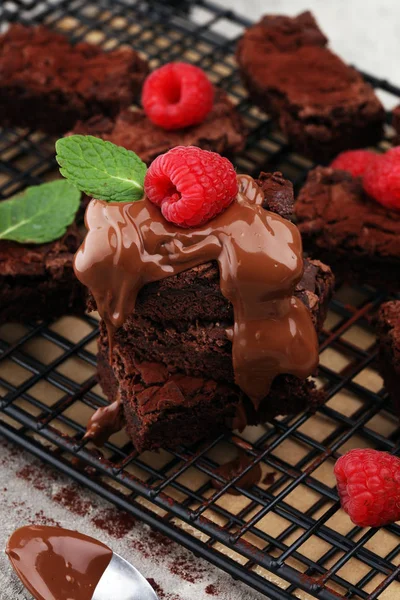 ev yapımı çikolatalı browni rustik masada. Brownie fırın.