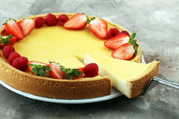 Σπιτικό cheesecake με φρέσκα φρούτα για επιδόρπιο. Κέικ τυριού — Φωτογραφία Αρχείου