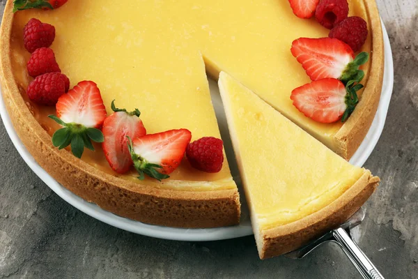 Bolo de queijo caseiro com bagas frescas para sobremesa. Bolo de queijo — Fotografia de Stock