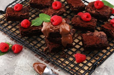 ev yapımı çikolatalı browni rustik masada. Brownie fırın.