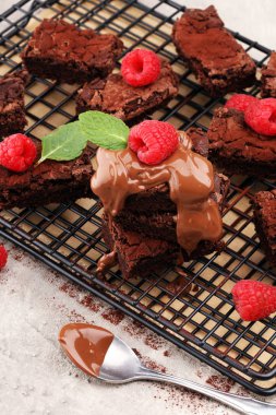 ev yapımı çikolatalı browni rustik masada. Brownie fırın.